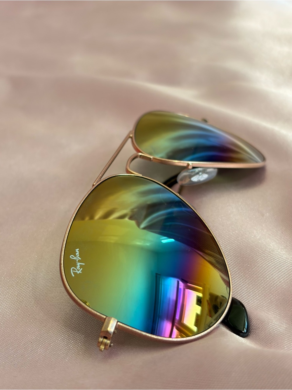 Ray-Ban Aviator Sunglasses with Gold Frame and Rainbow Mirrored Lenses
